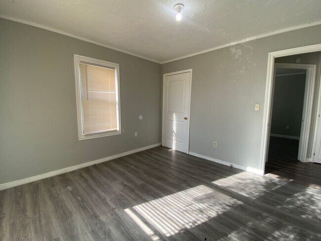 Building Photo - 2 bed 1 bath now available near Chatman Park
