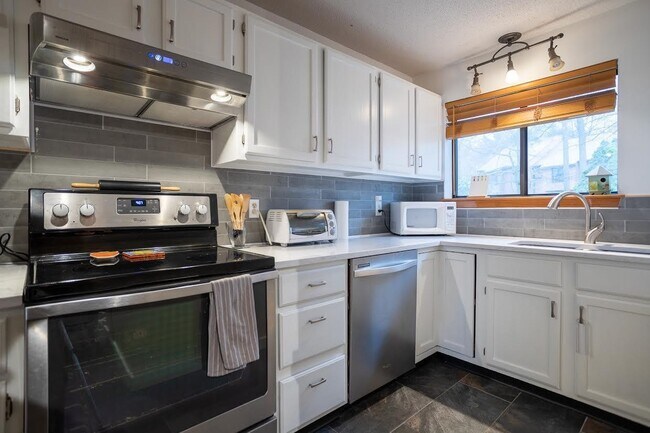 Building Photo - 74 Dunvegan Wds Dr