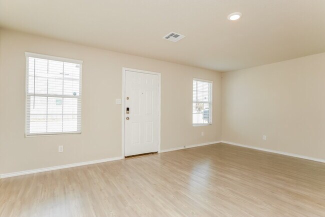 Foto del edificio - 14614 Source Cir