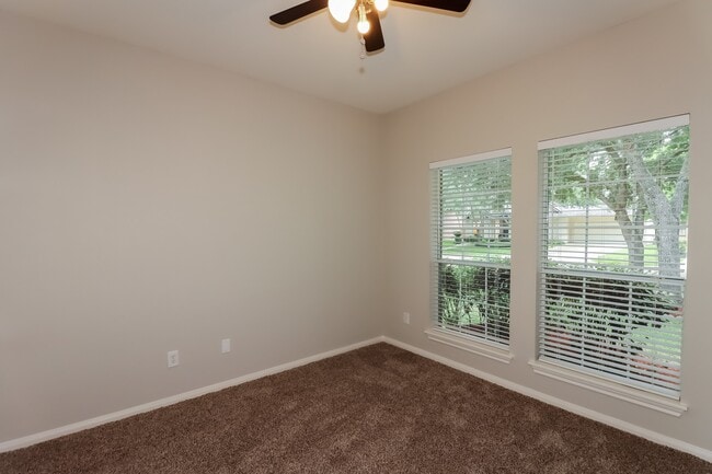 Foto del edificio - 3211 Oak Park Ln