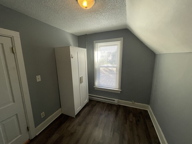 Bedroom - 914 Armstrong Ave