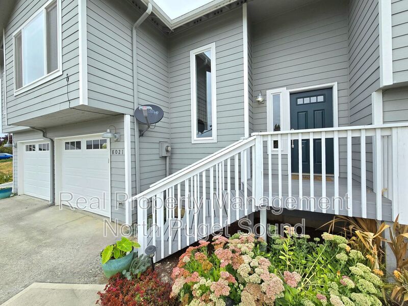 Foto principal - 8021 Olympic View Pl NW
