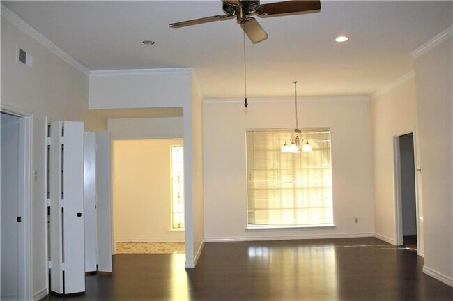 Foto del edificio - 3001 Stonehenge Ln