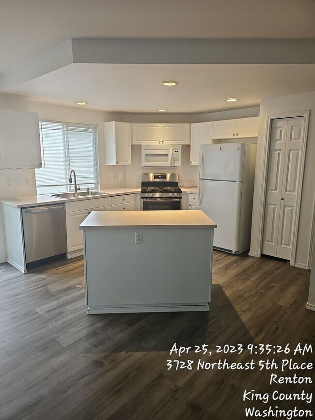 Foto del edificio - Renton highlands 2 story home for rent, 3 ...