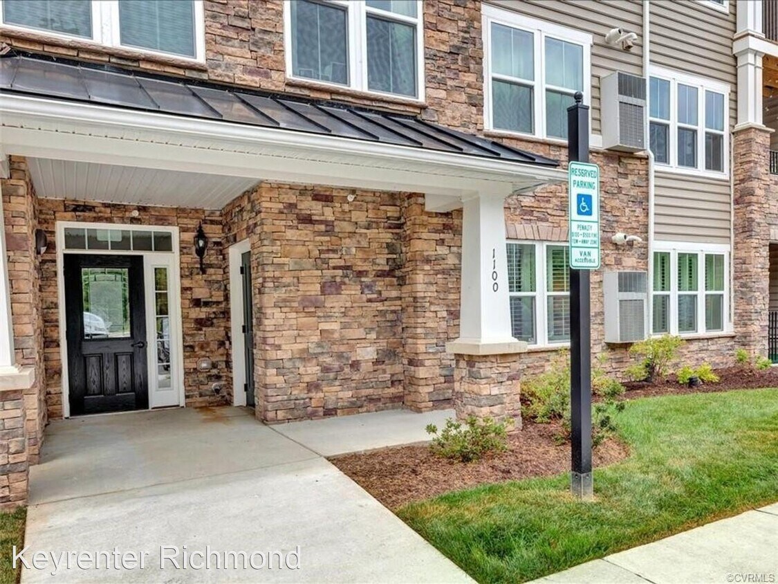 Foto principal - 1100 Westwood Village Ln