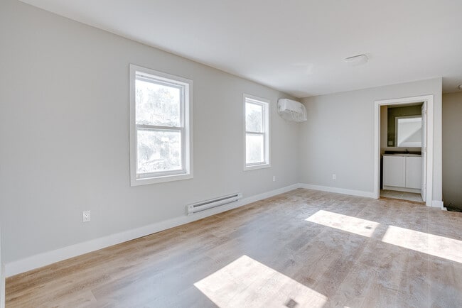 Building Photo - 168 Picton St E