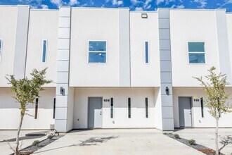 Building Photo - 1011 Emerald Valley Dr