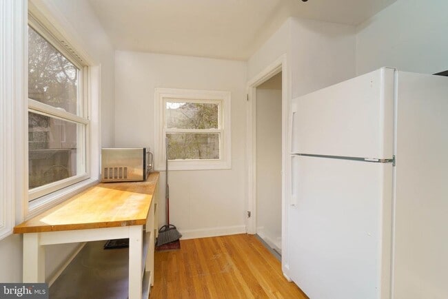 Foto del edificio - 4400 Garrett Park Rd