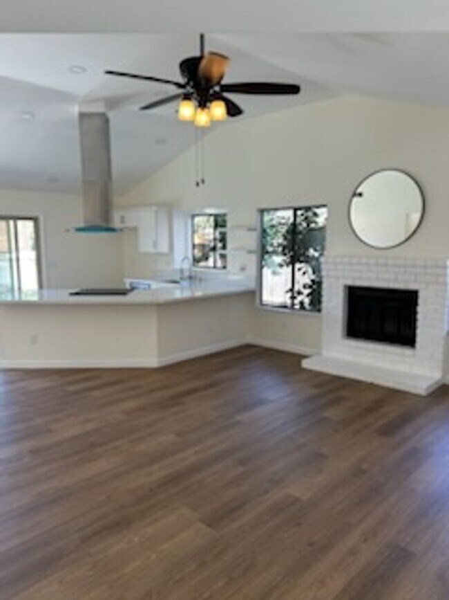 Foto del edificio - 3 Bedroom 2 Bathroom Availble now in the h...