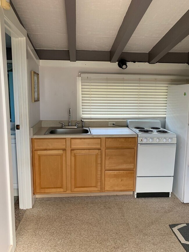 Foto del edificio - Quaint Kahana Studio- 50 yards to the beach!