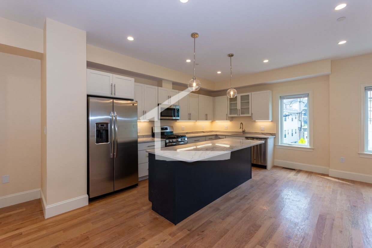 Primary Photo - 10/1 No Fee! Huge luxury 4BR/3.5BA townhou...