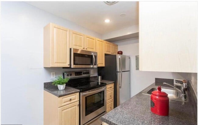 Building Photo - Spacious and Newly Remodelled at the Fairm...