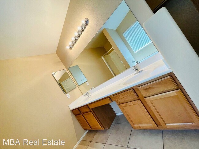 Foto del edificio - 5 br, 2.5 bath House - 8417 W Pioneer St