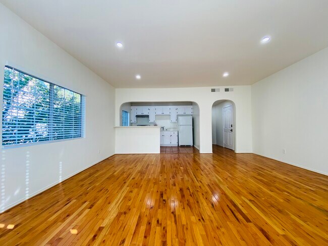 Building Photo - 7515 De Longpre Ave