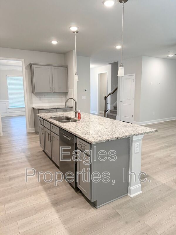 Building Photo - 208 Bay Hill Dr