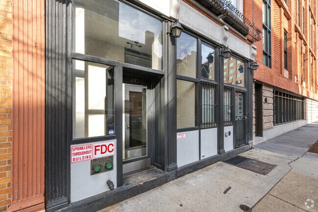 Entrada - 692 Greenwich St