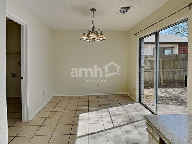 Foto del edificio - 8043 Cantura Mls