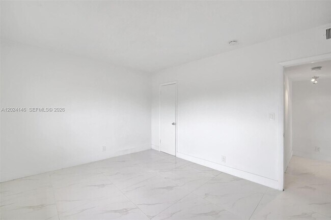 Building Photo - 2324 S Cypress Bend Dr