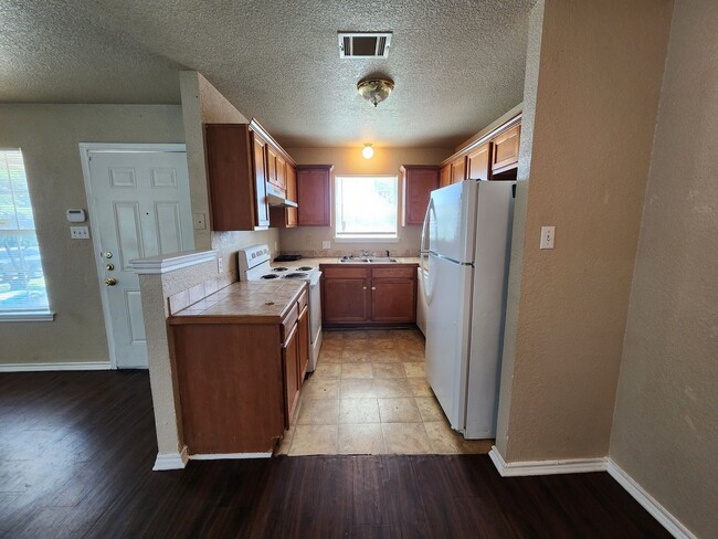 Building Photo - Roomy 3 Bedroom Duplex In South Fort Worth