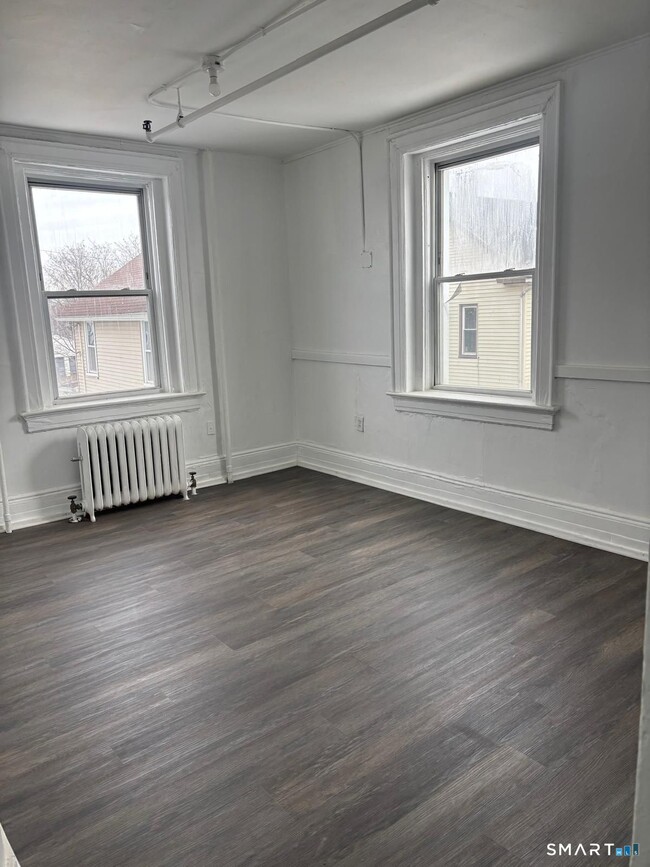 Building Photo - 86 Pequonnock St