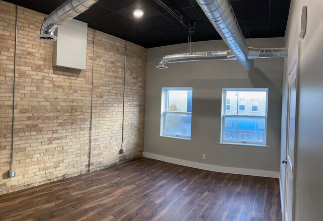 Dormitorio 1 - 114 S Main St