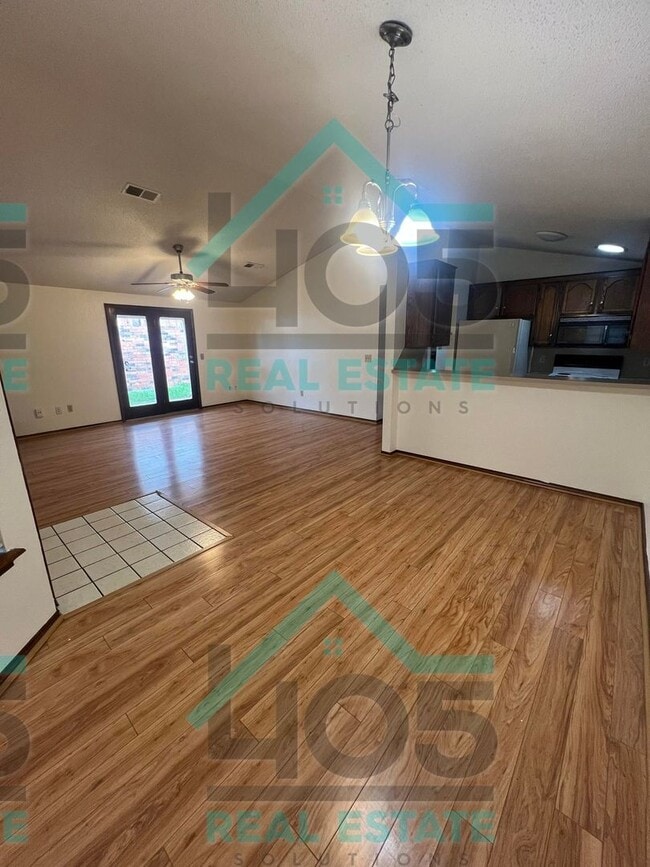 Building Photo - Moore Rental with Fireplace!