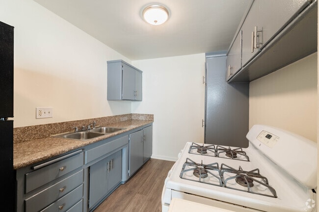 1 habitación, 1 baño, 561 pies cuadrados, cocina - 2041 W Martin Luther King Jr. Blvd