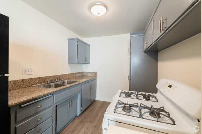1BR, 1BA - 561SF - Kitchen - 2041 W Martin Luther King Jr. Blvd