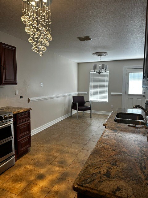 Foto del edificio - 1300 Hazelnut Dr