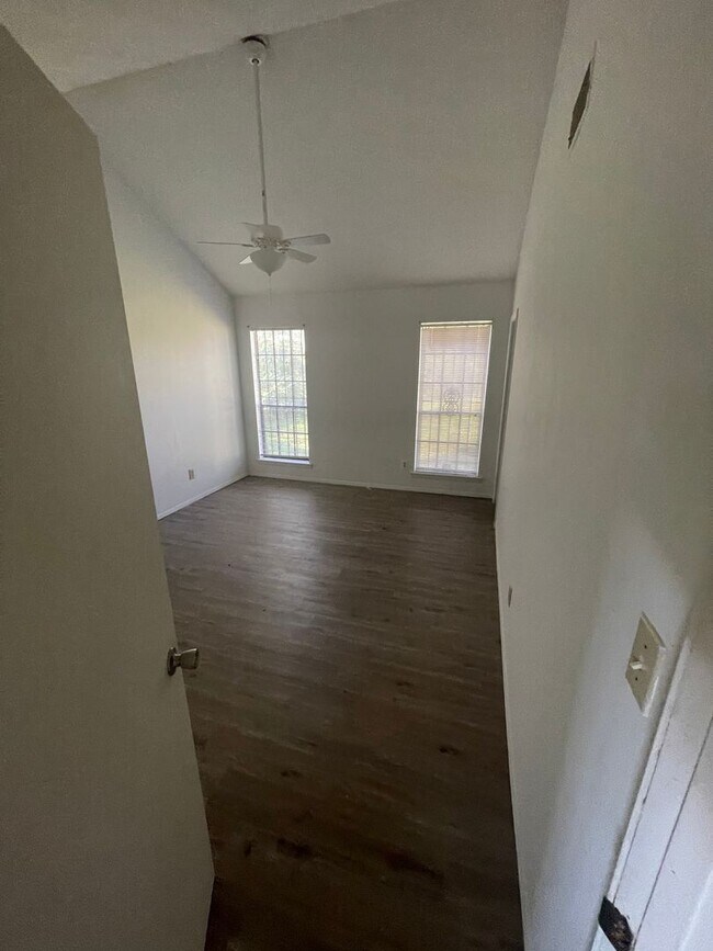 Building Photo - 3 bed 2 bath