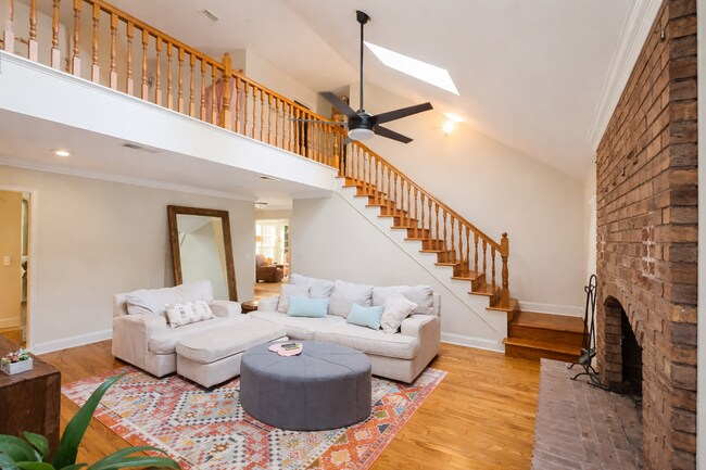 Building Photo - 213 Falcon Crest