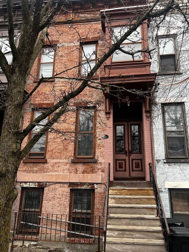 Building Photo - 125 Dove St