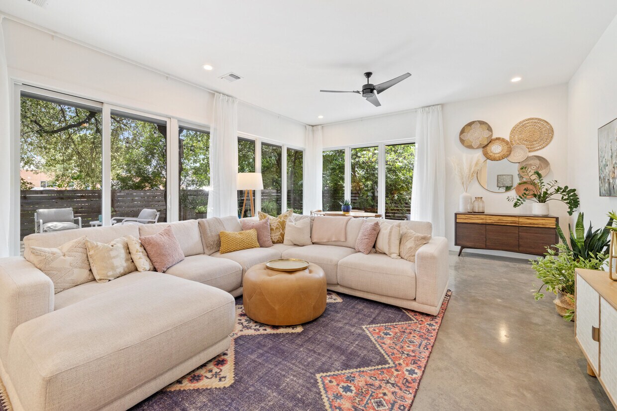 Foto principal - 6200 Hickman Ave