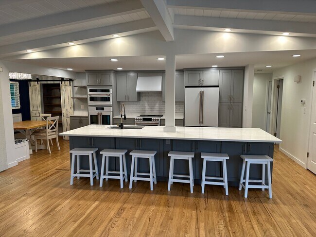 Foto del edificio - Completely Remodeled 4-Bedroom Shoreline Home