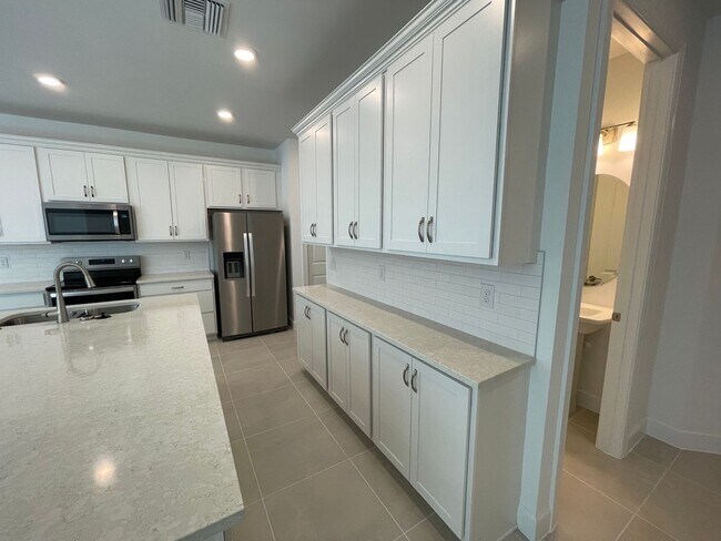 Building Photo - ANNUAL RENTAL - 3 BED/ 2.5 BATH TOWNHOUSE ...