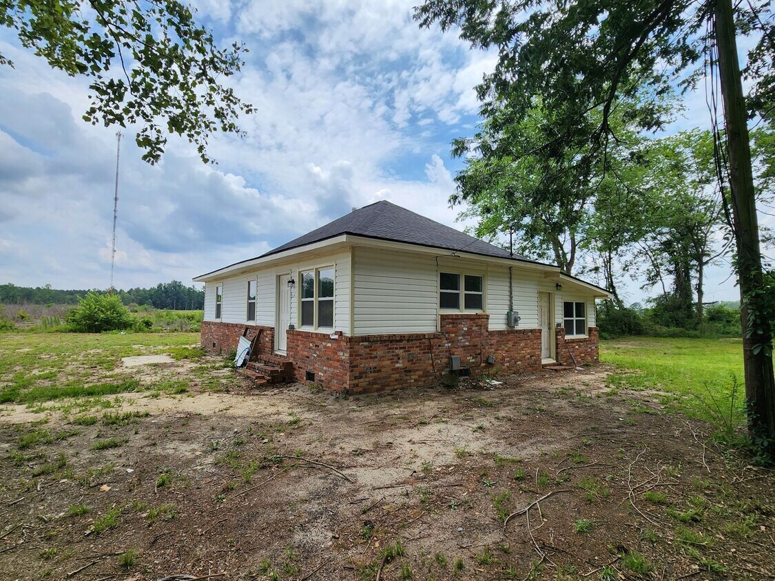 Primary Photo - 3 bed 2 bath with all of the updates you w...
