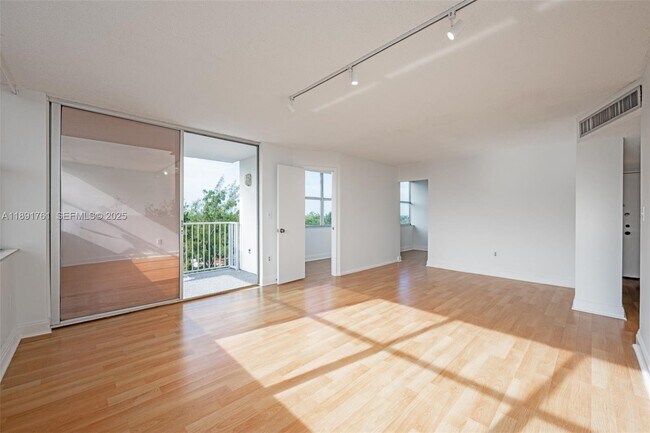 Foto del edificio - 1300 NE Miami Gardens Dr