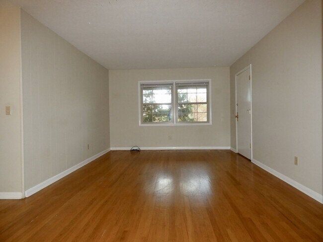 Foto del edificio - Two Bedroom Apartment - Great North Asheville Location!