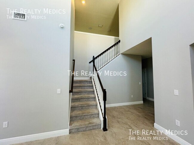 Foto del edificio - Available May 6th! Incredible, SPACIOUS 5 ...
