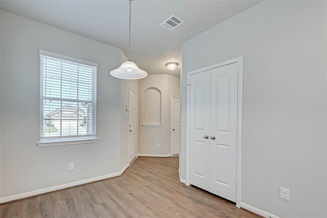 Foto del edificio - 13727 Andover Park Dr