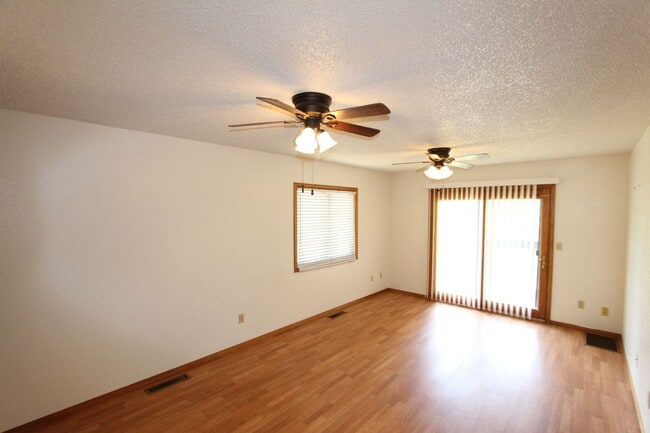 Building Photo - 2645 Valley View Dr