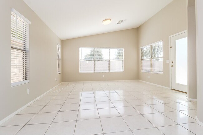 Foto del edificio - 12817 W Vernon Ave