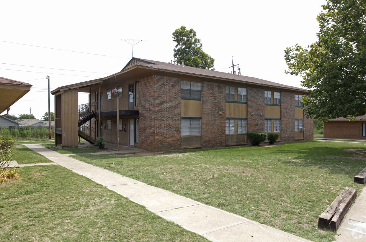 Building Photo - Bristow Village