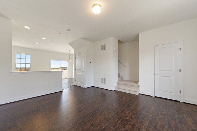 Building Photo - Luxury Townhome!
