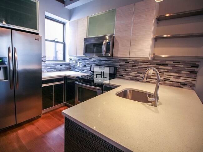 Building Photo - 404 Suydam St