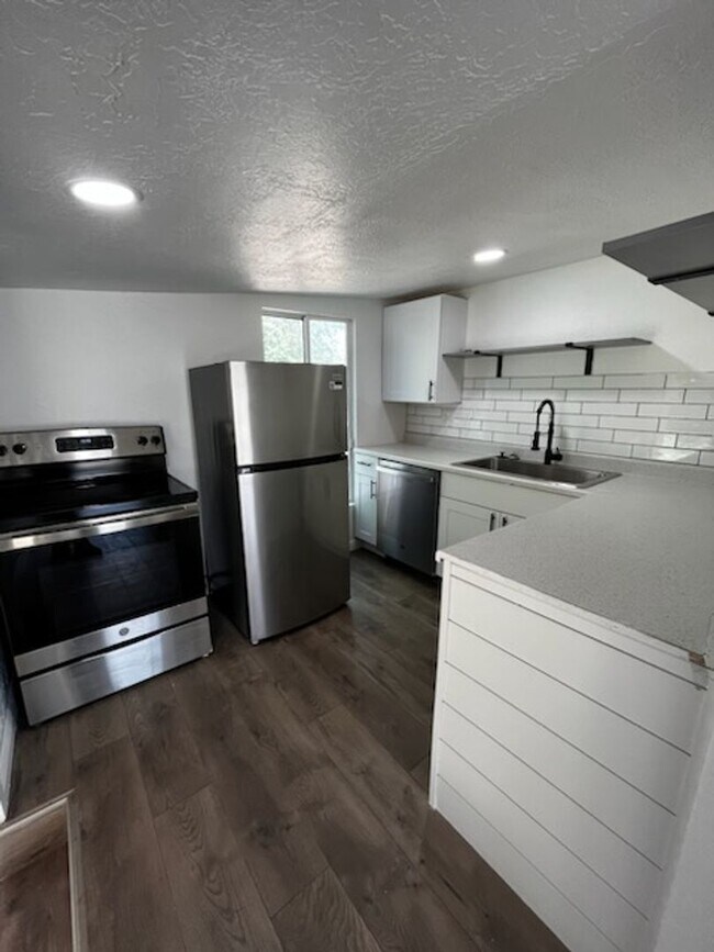 Foto del edificio - Brand New Updated studio home is a must se...