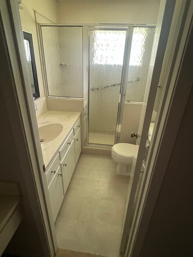 Foto principal - 1809 Yarborough Dr