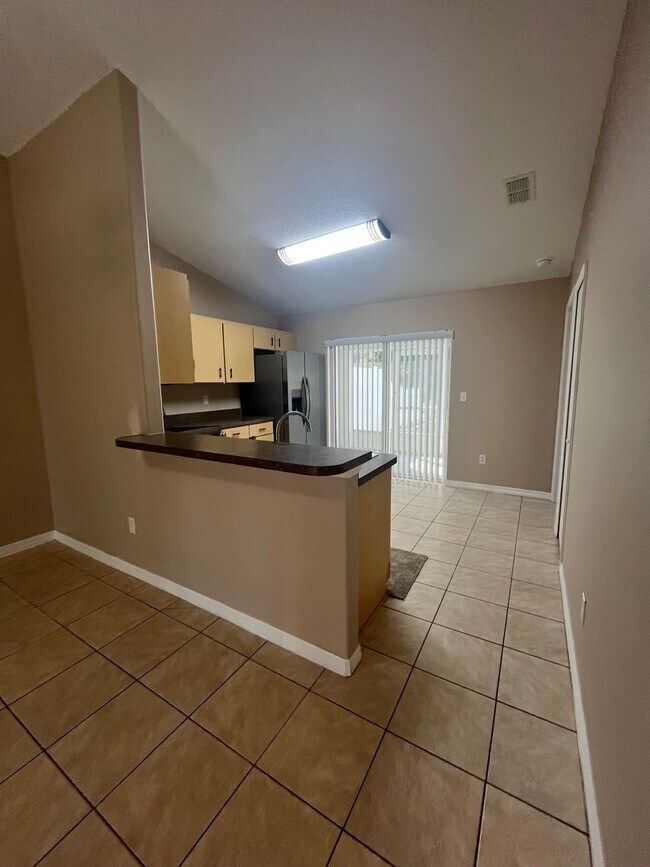 Building Photo - Charming 3 bedroom, 2 bathroom dulplex loc...