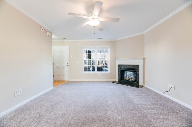 Sala de estar con chimenea eléctrica - 1508 Manning Forest Dr