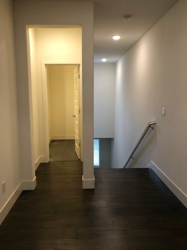 Entry - 447 McCall Ln